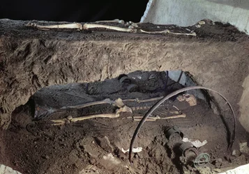 Tomba di un capo gallico sepolto con il suo carro e il suo auriga, da La Gorge-Meillet, Somme-Tourbe, Tene I